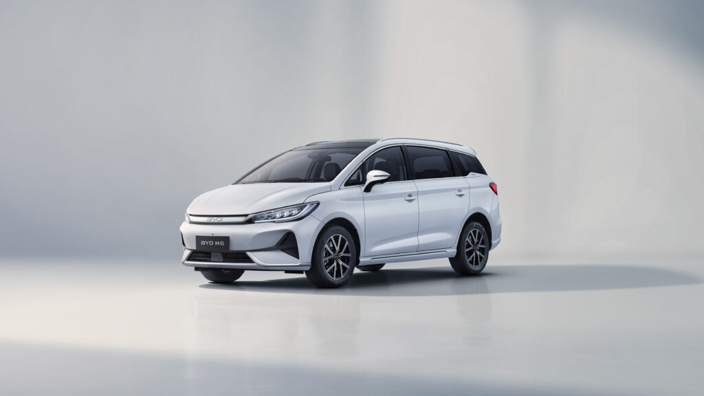 BYD M6 là mẫu xe điện 7 chỗ mới của BYD Võ Văn Kiệt tại thị trường Việt Nam, Xe thuộc phân khúc gia đình, hướng đến khách hàng mong muốn một chiếc xe điện tiện nghi, an toàn và linh hoạt.