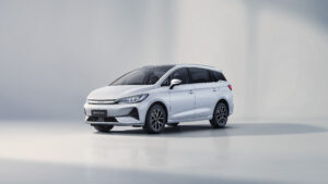 BYD M6 là mẫu xe điện 7 chỗ mới của BYD Võ Văn Kiệt tại thị trường Việt Nam, Xe thuộc phân khúc gia đình, hướng đến khách hàng mong muốn một chiếc xe điện tiện nghi, an toàn và linh hoạt.