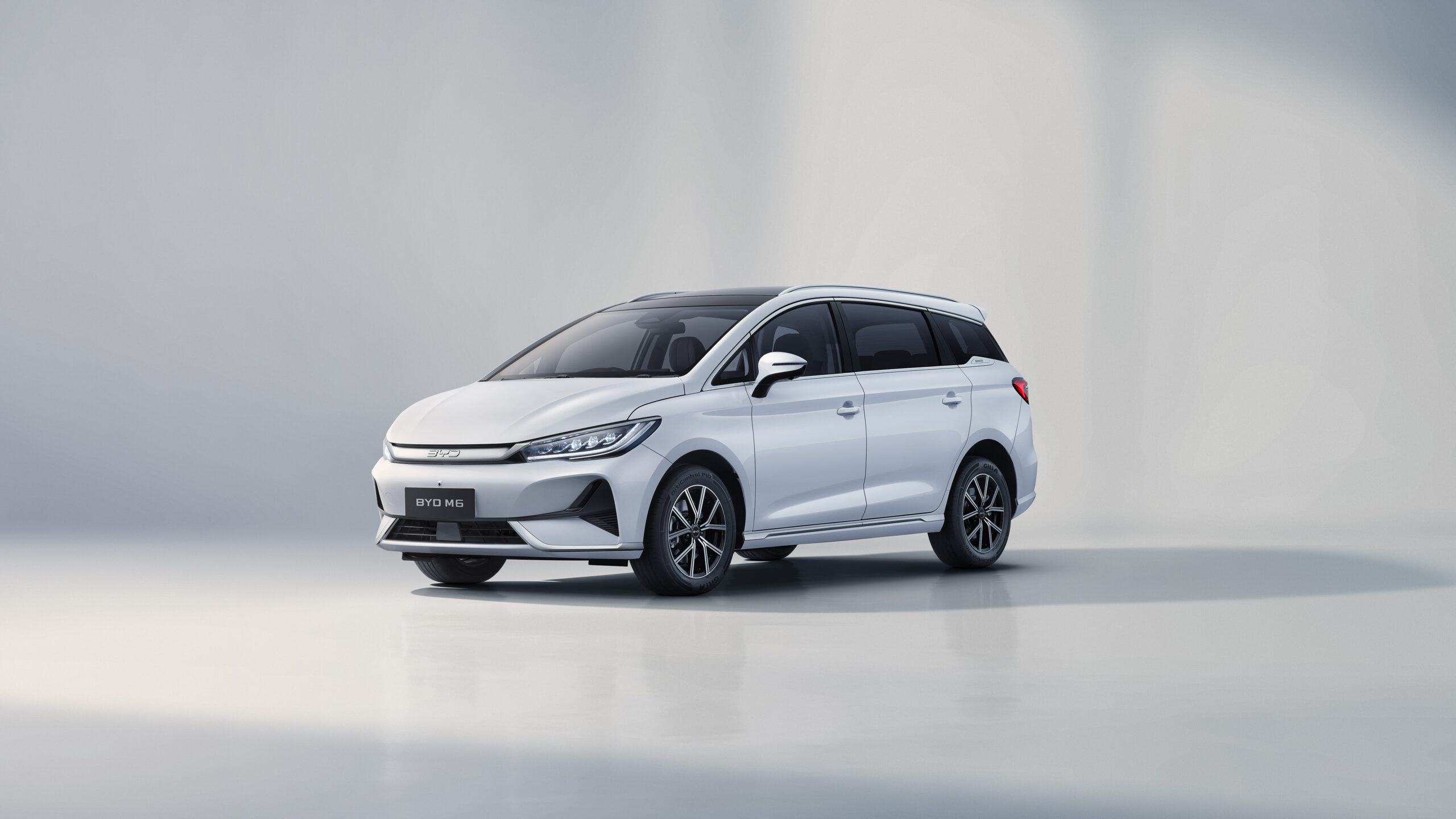 BYD M6 là mẫu xe điện 7 chỗ mới của BYD Võ Văn Kiệt tại thị trường Việt Nam, Xe thuộc phân khúc gia đình, hướng đến khách hàng mong muốn một chiếc xe điện tiện nghi, an toàn và linh hoạt.