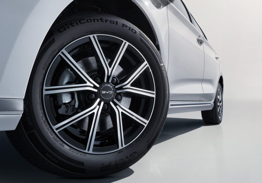 BYD Võ Văn Kiệt - BYD M6 sỡ hữu mâm hợp kim nhôm 17 inch, tăng cường tính thể thao và sang trọng