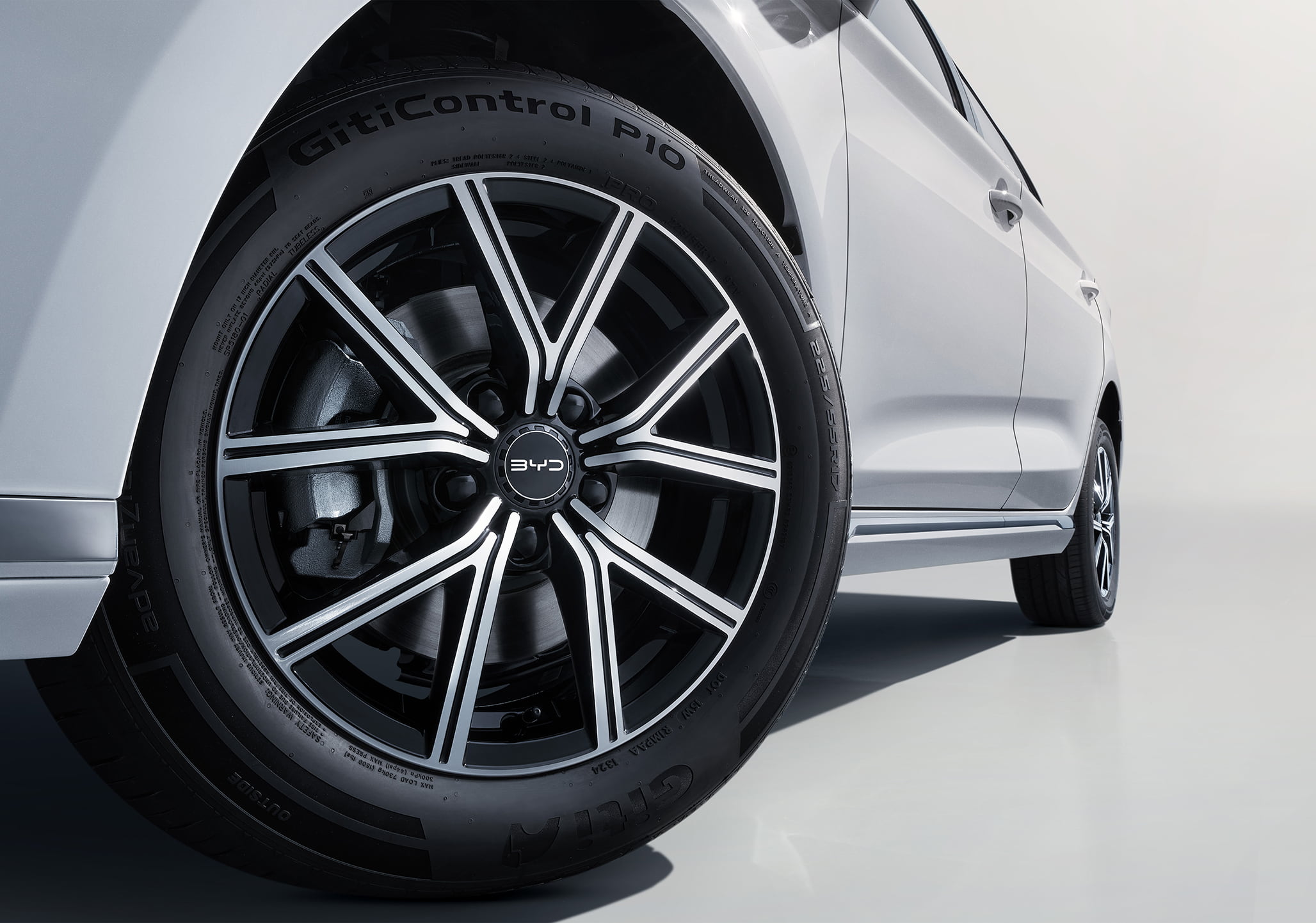 BYD Võ Văn Kiệt - BYD M6 sỡ hữu mâm hợp kim nhôm 17 inch, tăng cường tính thể thao và sang trọng