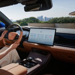 BYD Han EV được trang bị hệ thống thông tin giải trí với màn hình cảm ứng xoay 15,6 inch, vô lăng ba chấu và cụm đồng hồ ảo nhỏ gọn. - BYD Võ Văn Kiệt