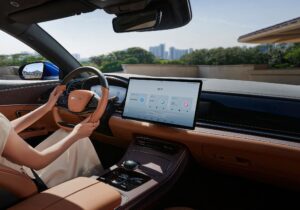 BYD Han EV được trang bị hệ thống thông tin giải trí với màn hình cảm ứng xoay 15,6 inch, vô lăng ba chấu và cụm đồng hồ ảo nhỏ gọn. - BYD Võ Văn Kiệt