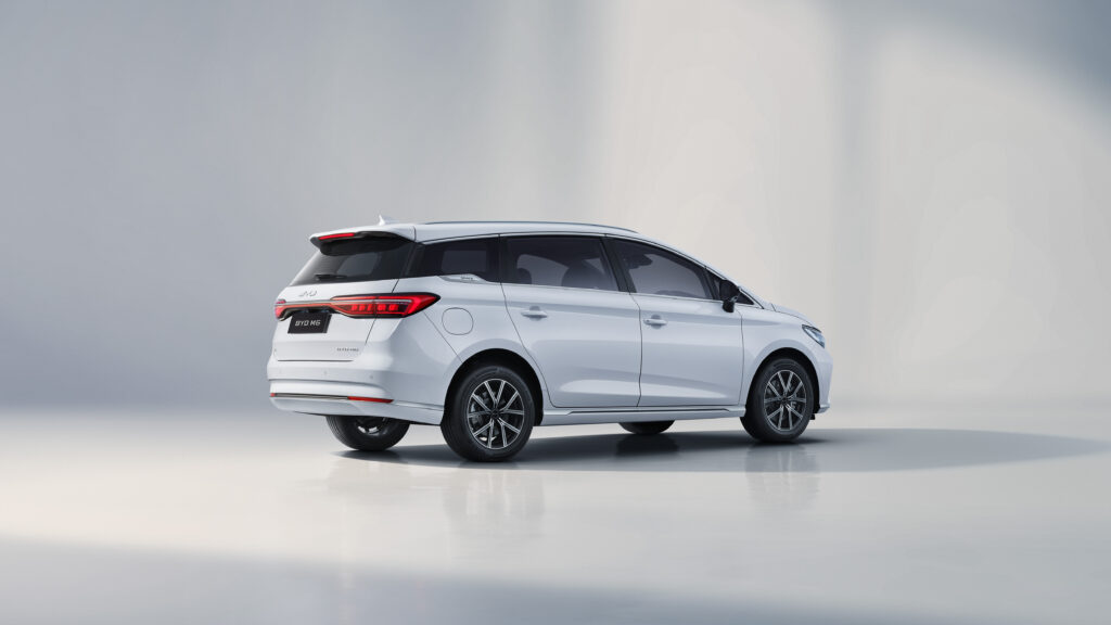 BYD Võ Văn Kiệt - Thân xe BYD M6 thiết kế độc đáo kết hợp hài hòa giữa tính năng và sự sang trọng.