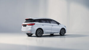 BYD Võ Văn Kiệt - Thân xe BYD M6 thiết kế độc đáo kết hợp hài hòa giữa tính năng và sự sang trọng.