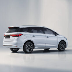 BYD Võ Văn Kiệt - Thân xe BYD M6 thiết kế độc đáo kết hợp hài hòa giữa tính năng và sự sang trọng.