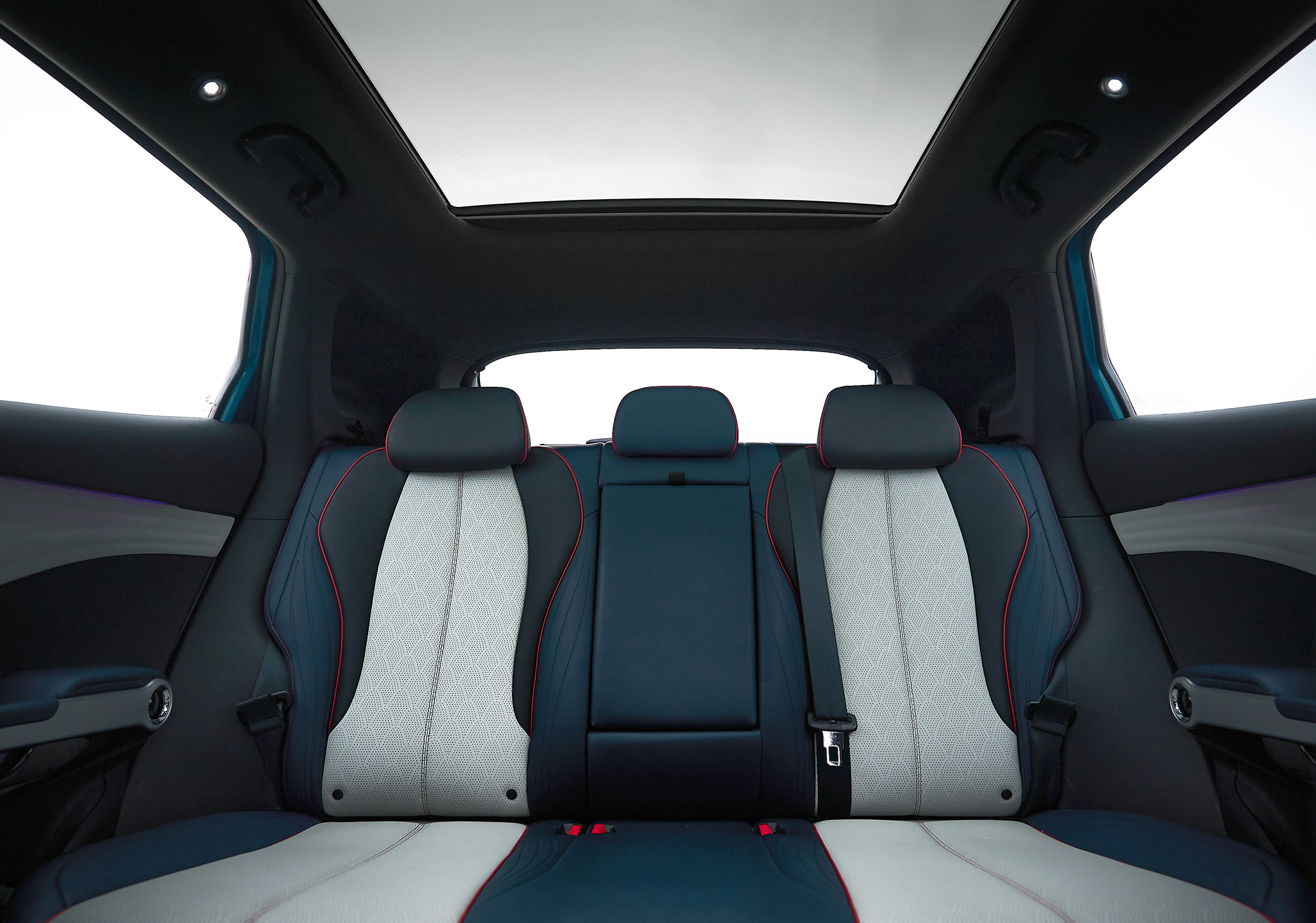 BDY Võ Văn Kiệt - BYD Atto 3 ghế sau rộng rãi, tiện nghi, cửa sổ trởi toàn cảnh