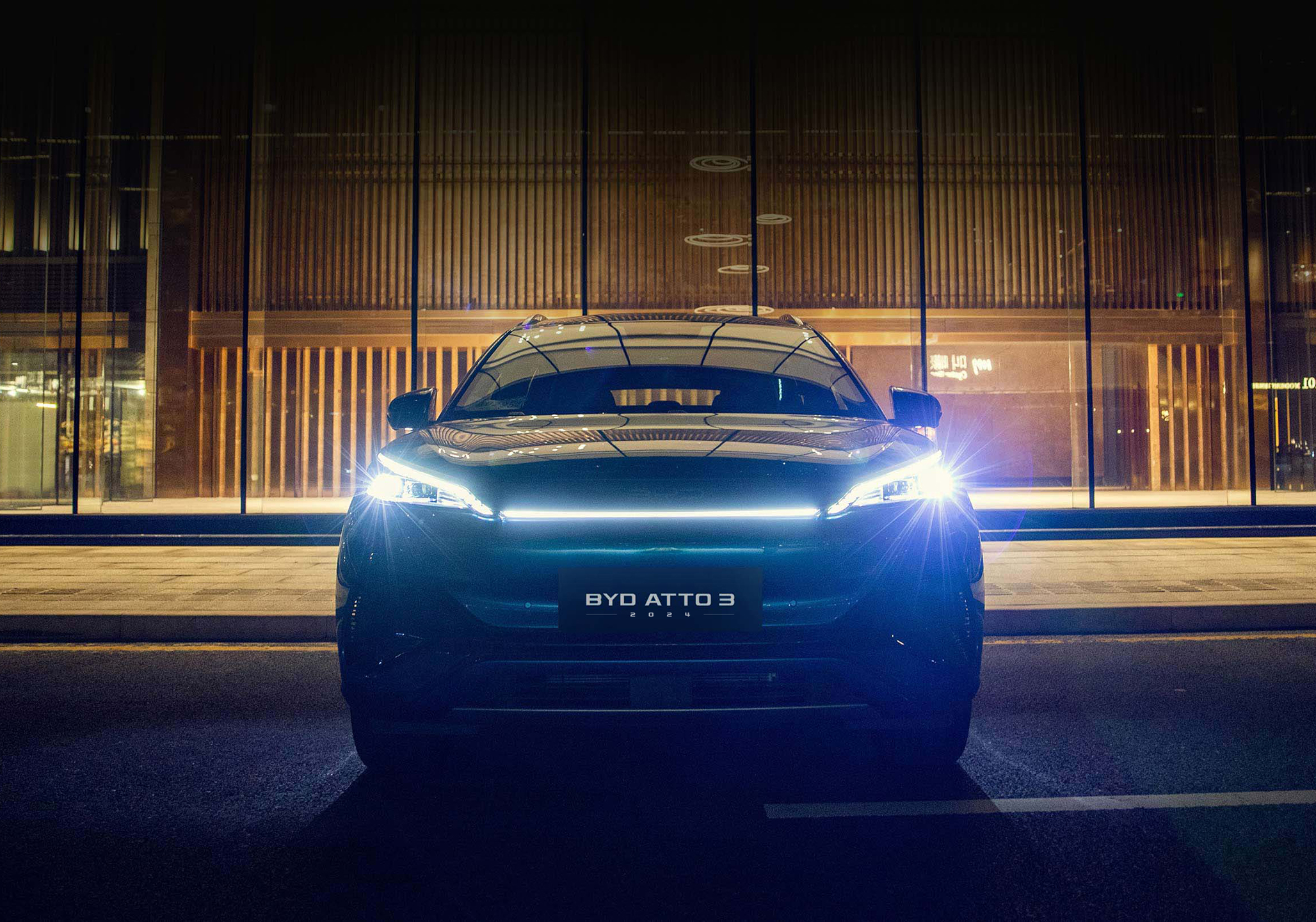 BYD Võ Văn Kiệt - BYD Atto 3 sở hữu đèn pha kết hợp với đèn hậu có chùm sáng rộng hơn