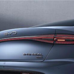 BYD Võ Văn Kiệt - Hình dạng đèn hậu của BYD Seal được sắp xếp theo dạng ma trận điểm và chạy dọc toàn bộ đuôi xe.