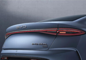 BYD Võ Văn Kiệt - Hình dạng đèn hậu của BYD Seal được sắp xếp theo dạng ma trận điểm và chạy dọc toàn bộ đuôi xe.