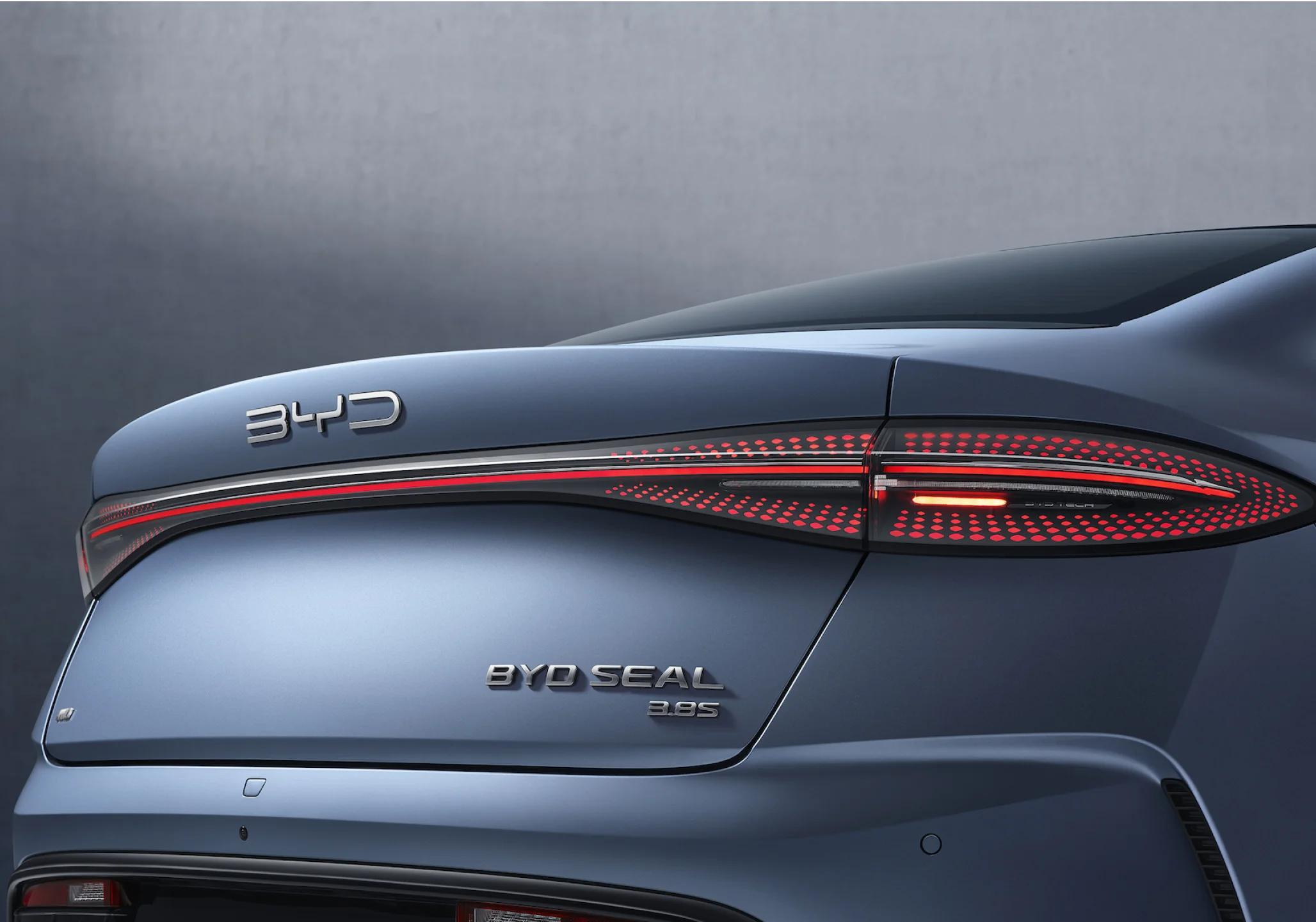 BYD Võ Văn Kiệt - Hình dạng đèn hậu của BYD Seal được sắp xếp theo dạng ma trận điểm và chạy dọc toàn bộ đuôi xe.