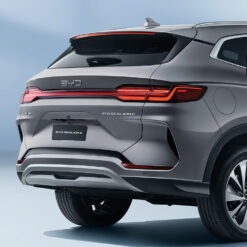 BYD Võ Văn Kiệt - Phía sau của BYD SEALION 6 được thiết kế để toát lên vẻ thanh lịch, với đèn hậu liên tục dưới dạng họa tiết ma trận giọt nước tinh tế.