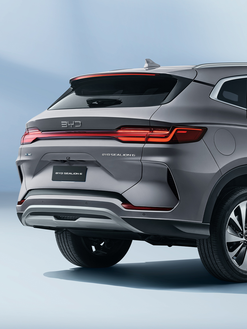 BYD Võ Văn Kiệt - Phía sau của BYD SEALION 6 được thiết kế để toát lên vẻ thanh lịch, với đèn hậu liên tục dưới dạng họa tiết ma trận giọt nước tinh tế.