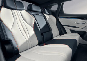 BYD Sealion 6 sỡ hữu hàng ghế sau rộng rãi với sàn phẳng và khoảng để chân thoáng đãng, giúp hành khách dễ dàng duỗi chân và thư giãn trong những chuyến đi dài.