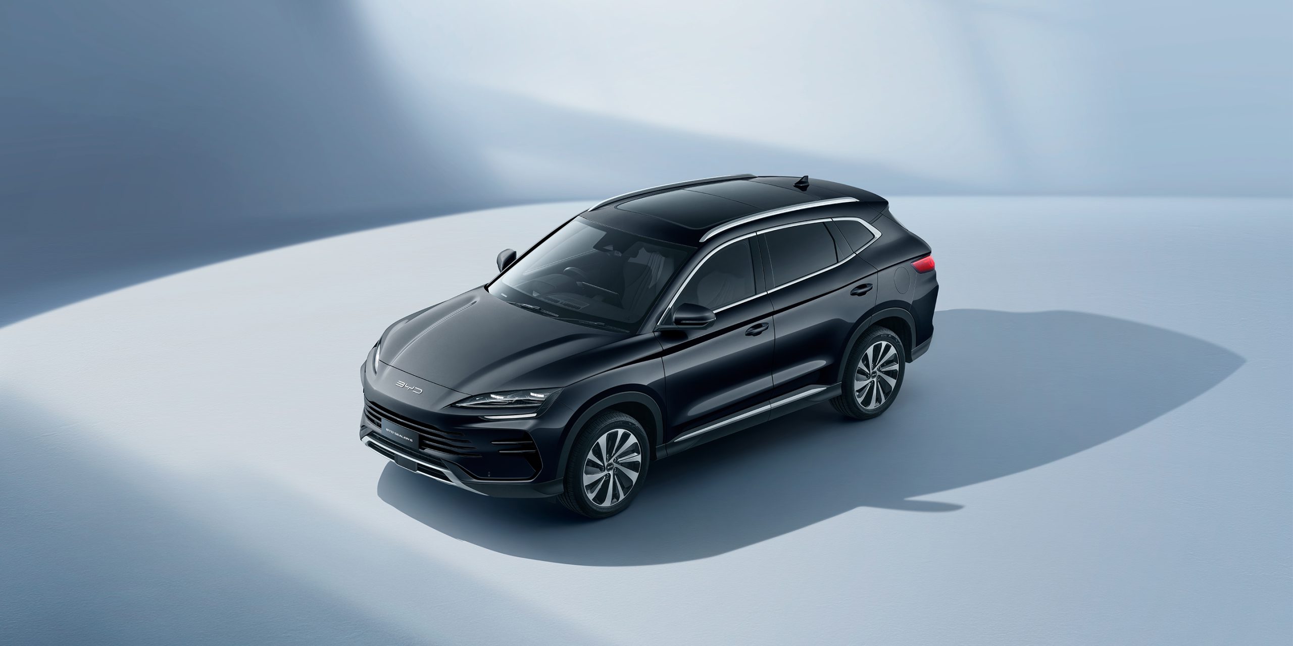 BYD Võ Văn Kiệt - BYD SEALION 6 kết hợp tính thẩm mỹ của đại dương với những nét tương lai, tạo nên một chiếc SUV PHEV thân thiện với môi trường, nổi bật dành cho các gia đình.