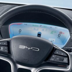 BYD Võ Văn Kiệt - BYD SEALION 6 được trang bị công nghệ hiển thị thông tin quan trọng trên kính chắn gió một cách hiệu quả.