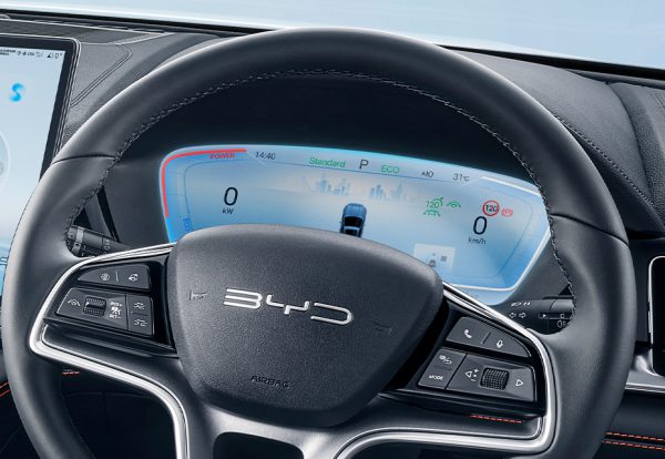 BYD Võ Văn Kiệt - BYD SEALION 6 được trang bị công nghệ hiển thị thông tin quan trọng trên kính chắn gió một cách hiệu quả.