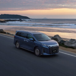 Tiện lợi di chuyển: Hệ truyền động hiệu quả, phù hợp cả di chuyển đô thị lẫn hành trình dài, với sự êm ái, ổn định và thân thiện hơn với môi trường.