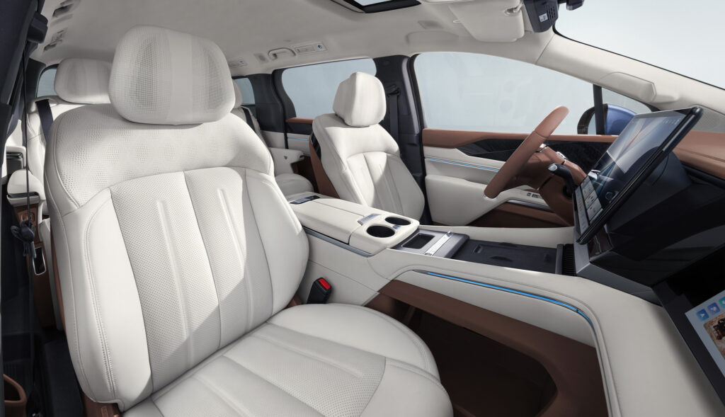 BYD M9 Tiện nghi hiện đại: màn hình trung tâm lớn, kết nối thông minh, điều hòa, hệ thống âm thanh cao cấp — mang lại trải nghiệm thoải mái cho mọi vị trí ngồi_BYD Võ Văn Kiệt