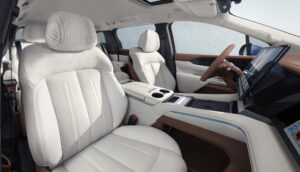 BYD M9 Tiện nghi hiện đại: màn hình trung tâm lớn, kết nối thông minh, điều hòa, hệ thống âm thanh cao cấp — mang lại trải nghiệm thoải mái cho mọi vị trí ngồi_BYD Võ Văn Kiệt